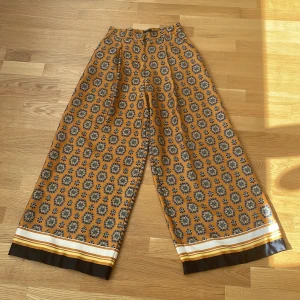 Byxor - mönstrade - Köpte dessa på River Island. Högmidjade byxor som dessutom har kortats ned pga min längd (162 cm). Passar därav till en person som är petite. 