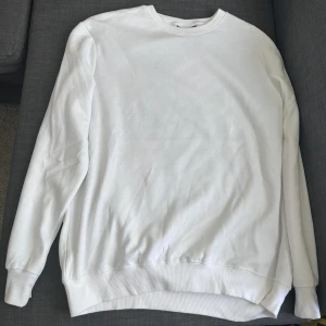 Vit sweatshirt  - Helt oanvänd, 10/10 i skick Lite stor i storleken så en XL kan också ha dennna Pris: 50kr 