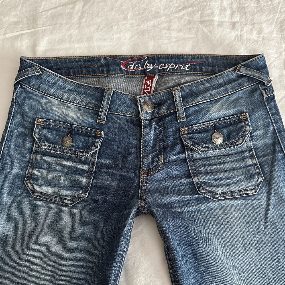 Lågmidjade bootcut jeans vintage från Esprit med fina fickor💓midja 80 innerben 82 jae 165. Jeans & Byxor.
