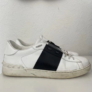 Valentino open sneaker - Väldigt fräscha valentino skor i storlek 45.5. Har använt de sparsamt så de är i fint skickc, men täcken på användning. Box samt kvitto finns såklart och de är äkta.