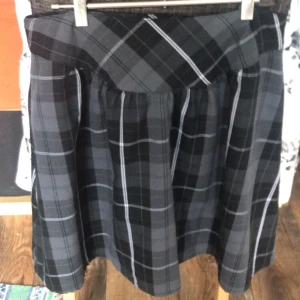 plaid kjol - den är blå och grå! :) fint skick och knappt använd tyvärr, verkligen så fin :( obs! jag röker men den är tvättad och bör ej lukta. känsliga varnas dock. snälla tryck ej på köp nu! kontakta mig privat för att betala via swish :) frakt 55kr