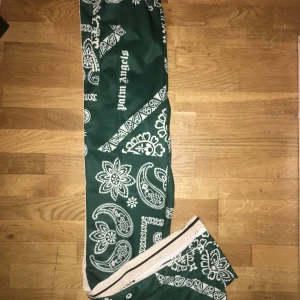 Palm Angels  - Köpta från Flannels tyvärr passade de nt mig drf vill jag sälja. Endast testat så enbart i nyskick  