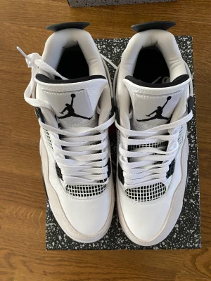 Jordan 4 military black - Riktiga Jordan 4 military black i storlek 43. Kvitto finns. Helt nya