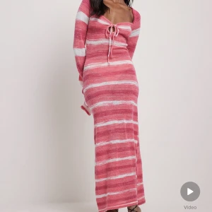 Lång klänning stickad  - Jätte fin, men va för liten för mig🩷så den är inte använd mer än provad !