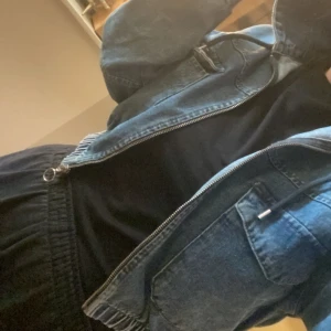 Jeansjacka - Helt ny jeansjacka från Urban Outfitters som jag köpte på Zalando för några år sedan. Aldrig använd utomhus utan endast på rummet. Kommer aldrig att använda den så det är dags att skiljas åt. Kan självklart skicka fler foton! Hojta till bara 🥰❤️