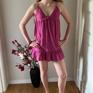 Rosa sommarklänning  - Såå såå fin rosa sommarklänning som passar så bra till att ha på stranden eller vid ex en middag! 😍Banden går att justera!!