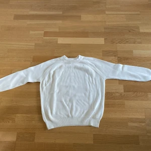 Stickad Zara tröja - Hej säljer tröjan för att jag knappt använder den längre. pris kan såklart diskuteras då det inte är ristat i sten!