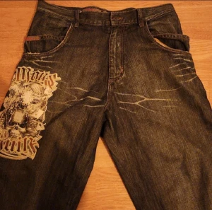 Tribal gear byxor - Super snygga tribal gear byxor som inte komms till användning då jag har bytt stil. Midjemåttet tvärs över är 42cm och innerbenslängen är 83cm. Tveka inte att ställa frågor!