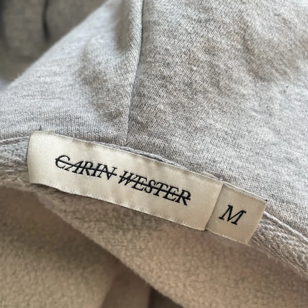En jätteskön, simpel, grå zip hoodie från Carin Wester köpt för 600kr. Hoodien är lite oversized. ❤️. Tröjor & Koftor.