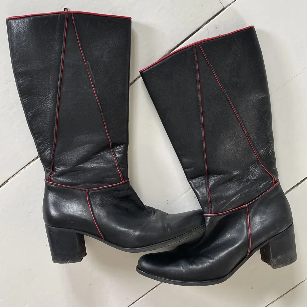 Svarta boots med röda detaljer! Perfekta klackar till en kväll ute eller bara när som! Sköna och i bra skick. . Skor.