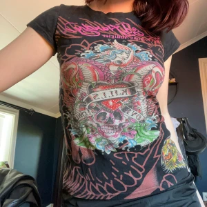 Ed hardy tshirt  - Har bestämt mig för att sälja denna superfina tshirt. Fint skick, det står ej storlek på lappen men jag uppskattar den som storlek XS.