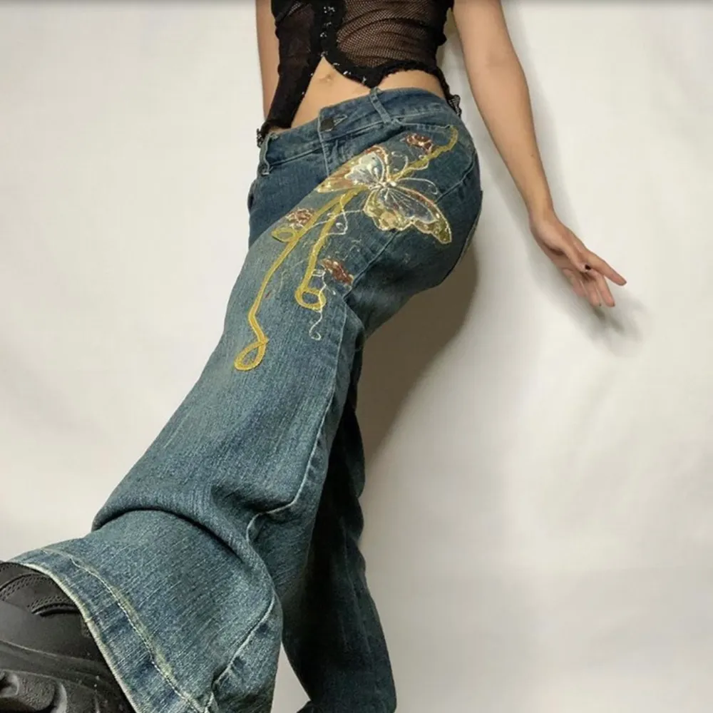 Säljer dessa fint broderade jeans i nyskick (endast provade en gång). De är i storlek M, men lutar mer mot S eller XS.  Inte mina bilder! Köpare står för frakt!❤️. Jeans & Byxor.