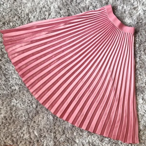 Kjol från H&M - Jättefin kjol från H&M! Midilängd på mig som är 160 cm💕 Använd en del, därav bara 40 kr! 3 FÖR TVÅ PÅ ALLT och fri frakt vid köp av minst 250 kr, kontakta mig då!🦋
