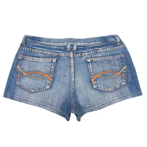 Lågmidjade Vintage Shorts  - VARAN KAN KÖPAS DIREKT PÅ VÅR HEMSIDA, ettmarke.se 🌟 Märke: Vintage. Modell: Lågmidjade. Färg: Blå. Storlek: 14 enligt lapp. Uppskattad europeisk storlek 40. Midja platt rakt över: 41,5 cm Midjehöjd: 21 cm. Totallängd (från midjan): 24 cm 
