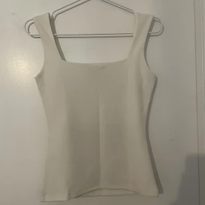 Vit topp - Helt nytt skick, använd endast en gång.