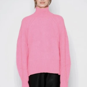 LXA- rosa stickad tröja  - LXA the label. Knitted polo pink. Slit at sides. Säljs inte längre på hemsidan. Jätte mysig och snygg, perfekt inför sommar kvällar och även till vintern. Använd enstaka gång och jag säljer den pga för stor för mig. Nypris: 599kr. 💌💕