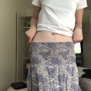 Lång mönstrad kjol 😍 - lång kjol med jättefint mönster❤️ funkar både hög och lågmidjat. Pris kan diskuteras!