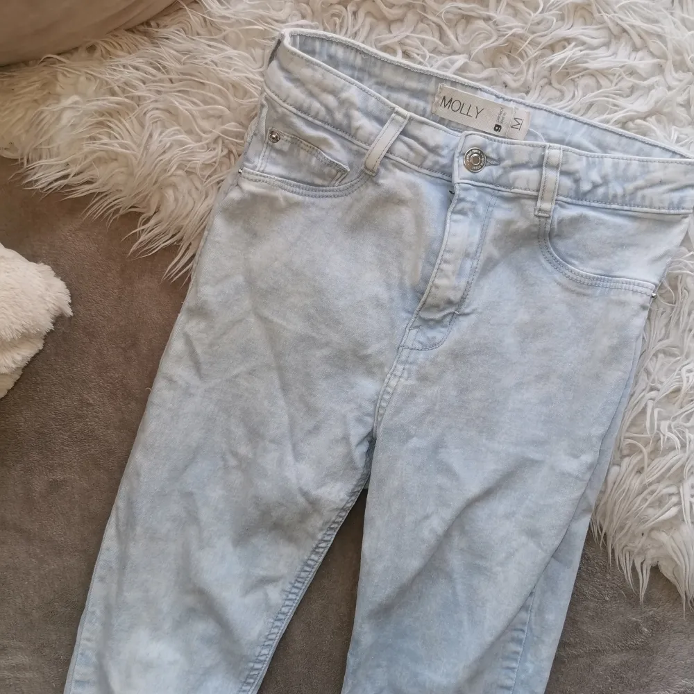Ljusa stentvättade jeans från Gina Tricot, modell MOLLY stl M Högmidjade och slimmade, Använda kanske 2 gånger  100:- . Jeans & Byxor.