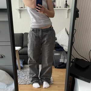 Cargopants  - Ett par gråa cargobyxor 