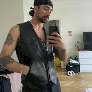 Skinnväst Rock N Blue - Säljer nu denna pärla pga att jag har alldeles för många västar. En mycket snyggare skinnväst är svårt att få tag i enligt mig. Den är ganska tjock och lädret är i toppskick. Saknas en del på dragkedjan på ena fickan (syns på bilden) men går att använda