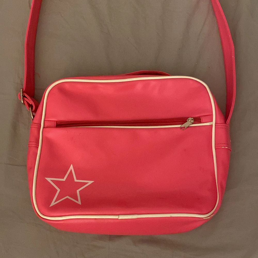 Super söt y2k väska med en söt stjärna på😽😽. Väskor.