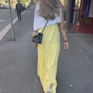 Gul Maxi klänning - Så sjukt fin och skön maxi klänning i en pastell/ljusgul färg. Perfekt till sommarkvällar💕