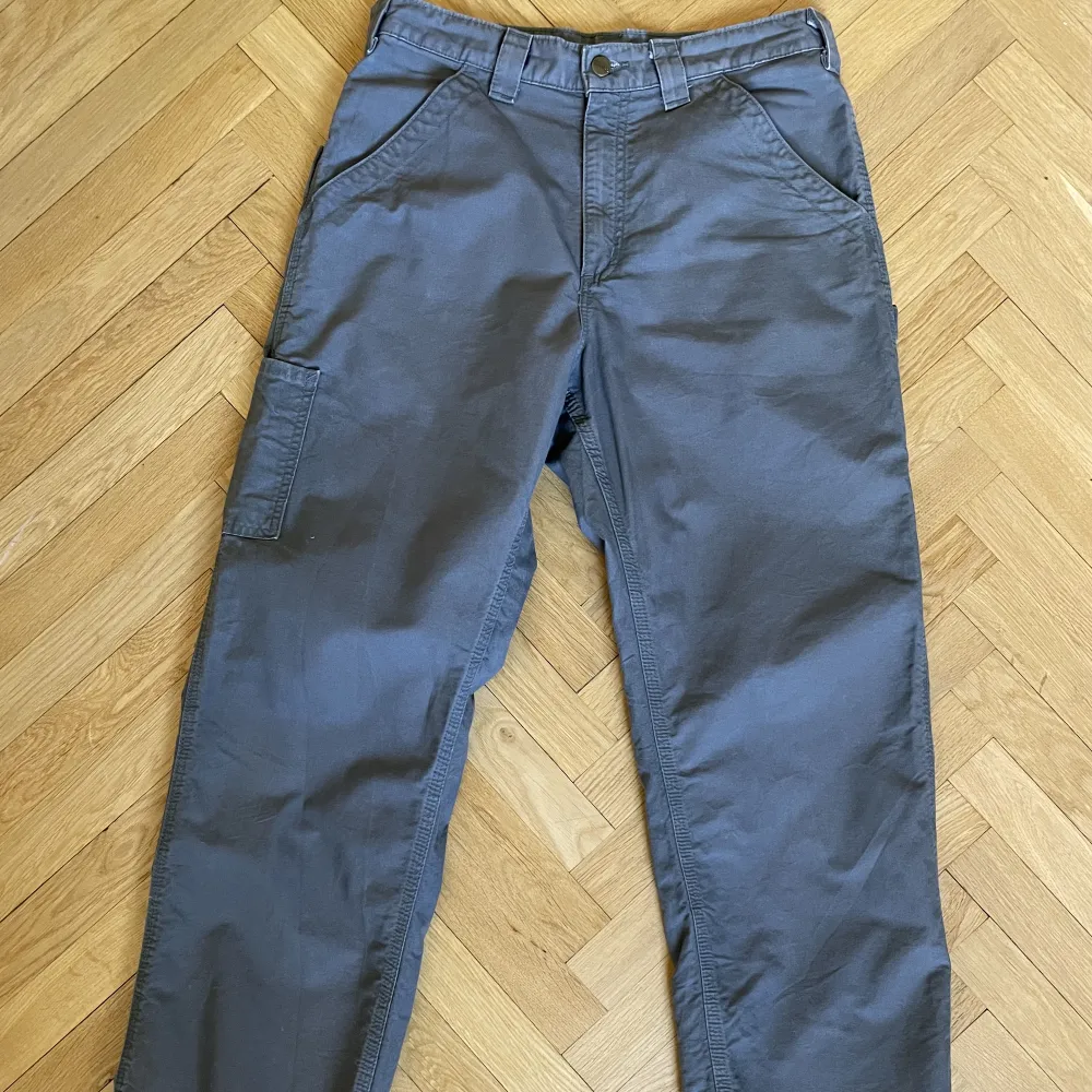 Carhartt Carpenter Pants (vintage) i grå. Måtten på byxorna är w38cm L 108cm. Jeans & Byxor.