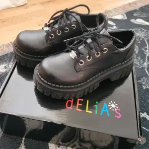 Super cute oxford snörskor från DollsKill köpt för 980kr. De var för småa i storleken och därför säljer jag. Ge gärna prisförslag😘 Ursprungligen US 7 i storlek och passar bäst en EU 37. Använd en gång bara.