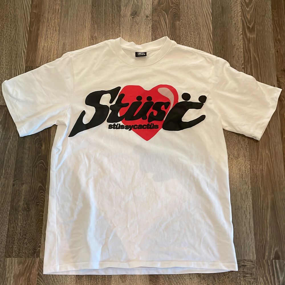 Säljer denna stussy CPFM t-shirt, den är i bra skick. Fick den i julas i present och väljer nu att sälja den pga att jag sällan använder den. Kan gå ner i pris vid snabb affär!. Skjortor.