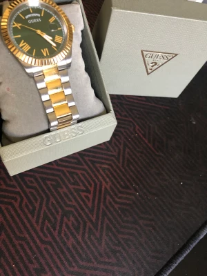 GUESS klocka  - Säljer min guess klocka, nypris 2295kr på smycka. kvitto finns! 