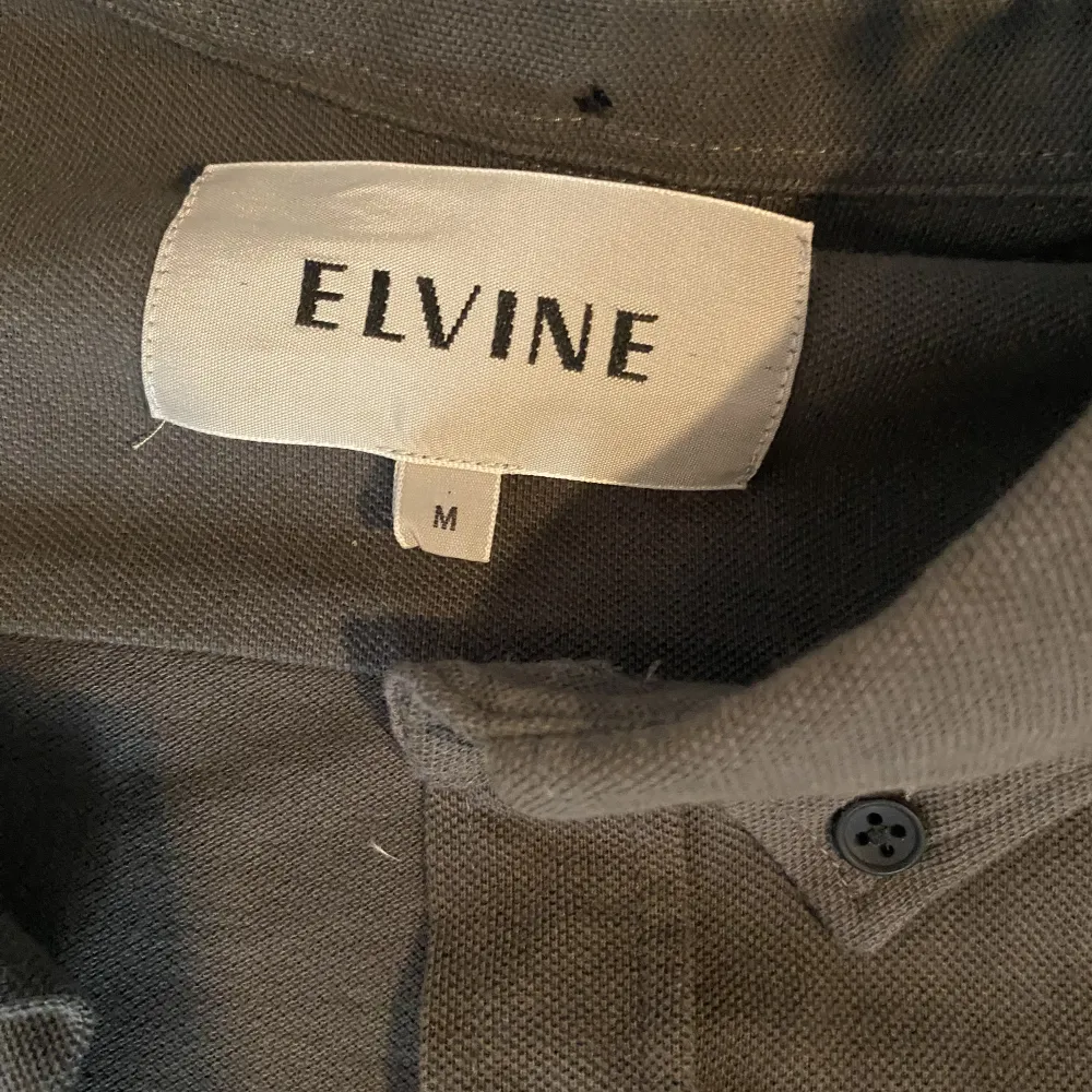 En jätte snygg skjorta från Evline. Den är i jätte fint skick och bara använd ett fåtal gånger. Köpt för 1000kr men säljer nu för 200. Den är i storlek M.. Skjortor.