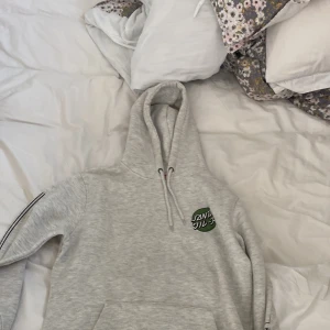 Santa cruze - Santa cruze hoodie köpt för 800kr Cond: 10/10 vid snabb affär kan priset alltid sänkas 