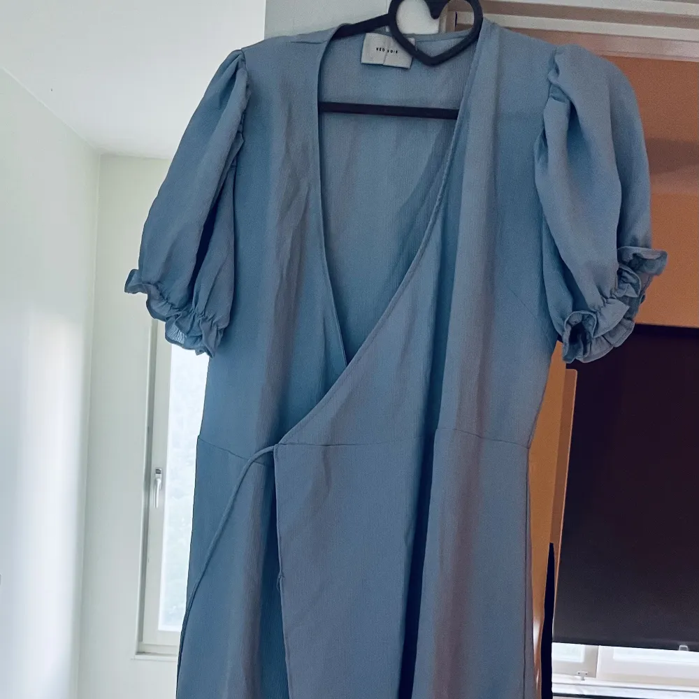 Ljusblå klänning i omlottmodell med lite puffärm från Neo Noir. Stormen 36. Använd en gång, överför för bröllop, dop eller andra festligheter i sommar. . Klänningar.