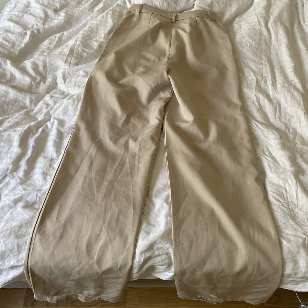 Säljer då de är för långa för mig (jag är 170 cm)🤍Är slitna längst bak och längst ner men pga av platsen så tror jag inte det syns så mycket när man har på sig dem🤍Om man zomar in på sista bilden så ser man lite av det längst ner,Säljer därför dem billigt. Farkut & Housut.