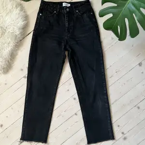 Snygga raka svarta jeans med rå kant. Hela men Något tecken på användning finns. Storlek 34 