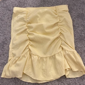 Gul kjol - Jätte fin gul kjol köpt föra året och i ny skick