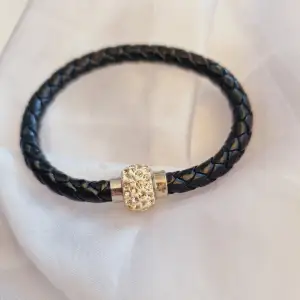 Stainless steel crystal,magnetic black bracelet. 20 cm