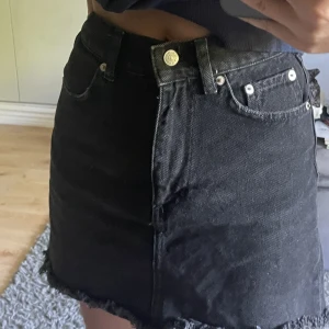 Kjol från NA-KD - Fransig nertill som inte syns så bra på bilden! Fler bilder kan skickas privat. Skulle säga att den även passar xs och s!