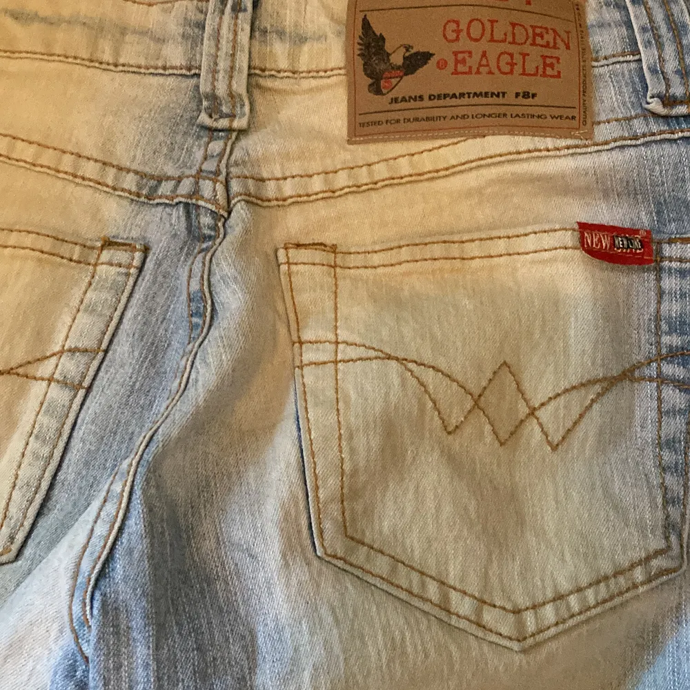 Säljer ett par skitcoola lowrise bootcut jeans med detaljer på framsidan, kommer tyvärr inte till användning och är i nyskick. Jeans & Byxor.