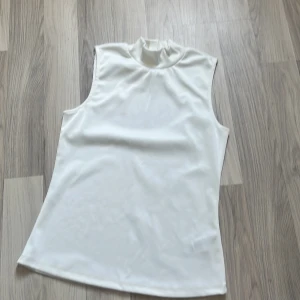 Polo topp - Fräsch topp. Aldrig använd då det inte är min stil. Den har dock tvättats någon/ några gånger för att hålla sig fräsch. 