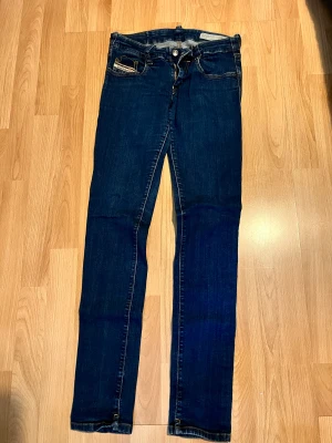 Jeans  - Jeans Diesel. Low midja. Mörk blå färg 