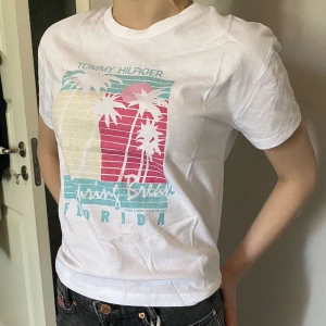 Tommy Hilfiger T-SHIRT - Helt oanvänd Tommy Hilfiger T-shirt. Användes bara för att ta bilden. 