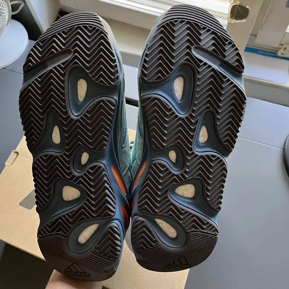 Säljer Yeezy 700 Faded azure st 44 3/4 men passar 44, skorna är i väldigt bra skick och har inga skador. Skorna går för 3000+ ny pris.. Skor.