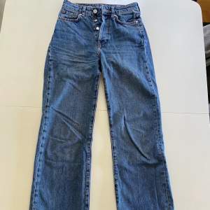 Säljer dessa blåa jeans pga för små nu! Dom är högmidjade och raka i modellen! Super snygga och har använt mycket! Fortfarande i bra skick!💙
