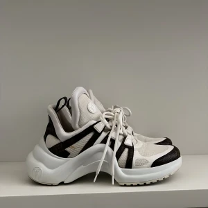 Louis Vuitton skor  - Snygga skor i bra skick  Köpta på LV butiken i Stockholm Storlek 39/5.  Kvitto, box, dustbag medföljer 