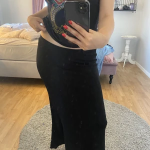 Lågmidjad Maxi kjol - Svart maxi kjol med låg midja. Säljer då jag hittade en som passade bättre💗jätte fin till sommaren o köpt på loppis!💗Passar mig som har M!