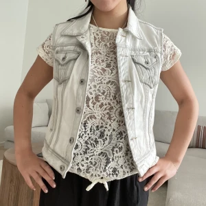 Spets topp - Vit jättefin spelstopp som går att styla på så många olika sätt! Väldigt snyggt att ha den under en annan tröja 🙌🏼🥰