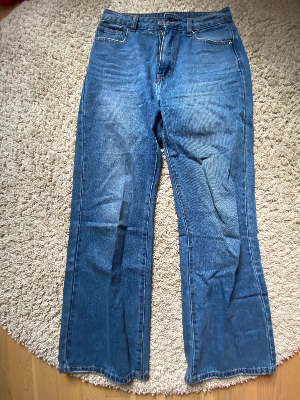 Highwaist, medelblå jeans som är lite utsvängda.. Jeans & Byxor.