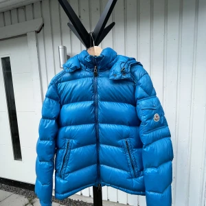Moncler maya  - Moncler ”Maya” downjacket Size 1 Condition 7/10 (general wear, se bild 3 också) Rare cw, svår att få tag i Skriv för fler bilder 
