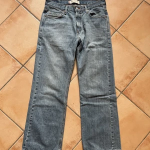 Vintage Levis Jeans - Vintage Levis jeans från 90-talet med grym tvätt och passform! Modellen är 567 som är ”loose bootcut”. Skulle säga att de är ganska raka med slight bootcut, se bilder. Gott skick, funkar unisex!